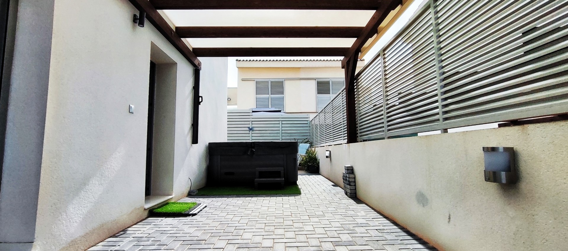 Reventa - Villa / Semi pareado - Cox